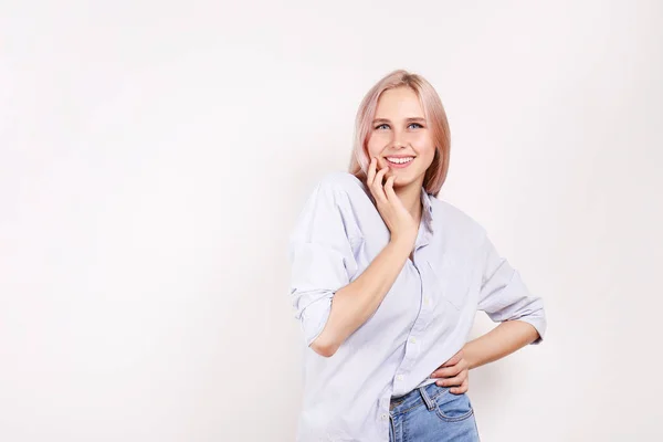 Fiatal gyönyörű szőke nő, rózsaszín haj festéket jelentő át fényes színes elszigetelt háttér. Portré tizenéves női modell mutatja érzelmeket. Közelről, másolási tér. — Stock Fotó