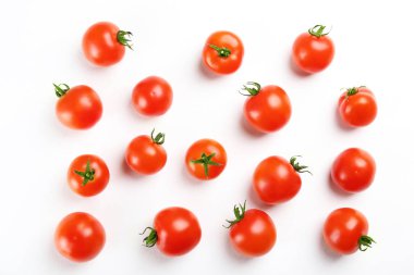 Güzel cilalı yerel organik kiraz domates üretmek.