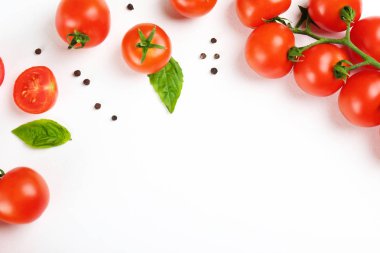 Güzel cilalı yerel organik kiraz domates üretmek.