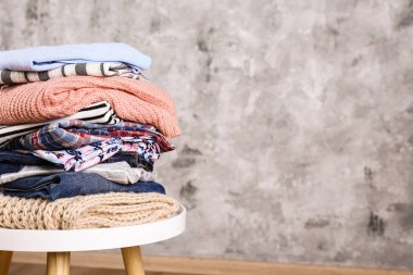 Yığında katlanmış farklı renkli giyim öğeleri Demet.