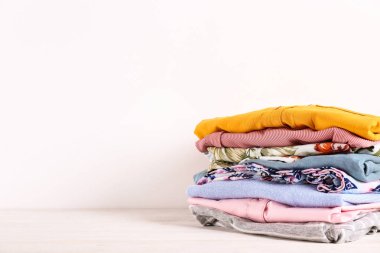 Yığında katlanmış farklı renkli giyim öğeleri Demet.