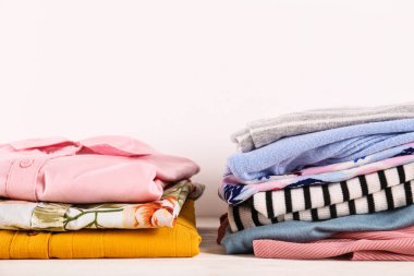 Yığında katlanmış farklı renkli giyim öğeleri Demet.