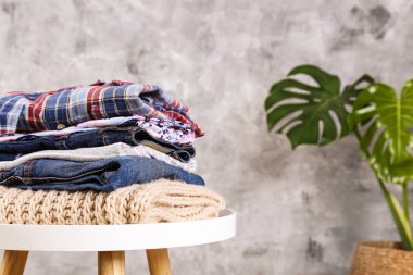 Yığında katlanmış farklı renkli giyim öğeleri Demet.