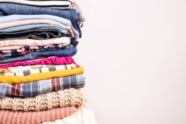 Yığında katlanmış farklı renkli giyim öğeleri Demet.