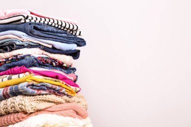 Yığında katlanmış farklı renkli giyim öğeleri Demet.