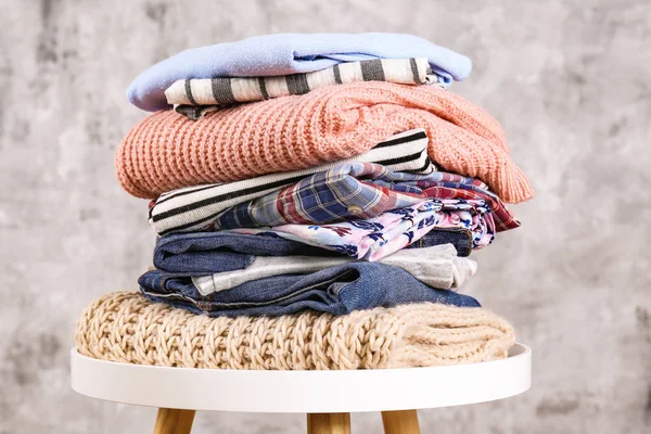 Gäng olika färgglada kläder poster viks i stacken. — Stockfoto