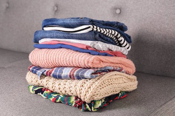 Skupina různých barevných oděvů skládané v zásobníku. — Stock fotografie