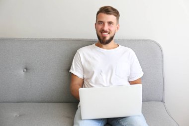 Tam sakallı genç adam apatrment içinde ürpertici.