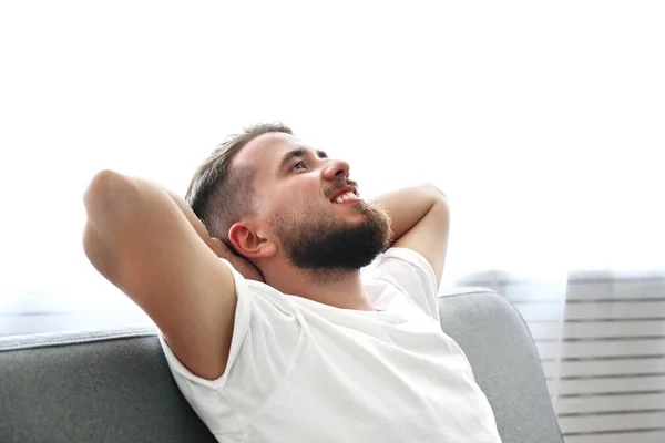 Joven con la barba llena escalofriante en su apartamento . — Foto de Stock