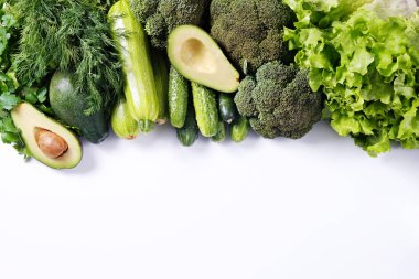 Yemek pişirmek için hazırlanan mutfak tezgahında ham otlar ve yeşillikler.