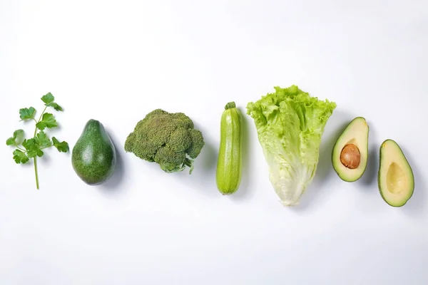 Ervas e verduras cruas na bancada da cozinha preparadas para cozinhar . — Fotografia de Stock