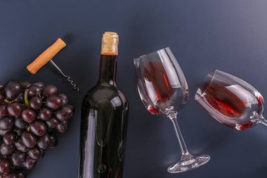 Etiket etiketleri olmadan vintage şarap şişeleri Vitrini.