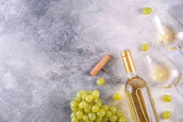 Mostra de garrafas de vinho vintage sem etiquetas adesivas . — Fotografia de Stock