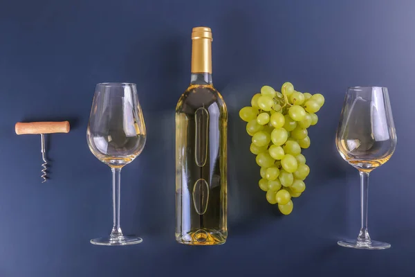 Showcase van vintage wijnflessen zonder sticker etiketten. — Stockfoto
