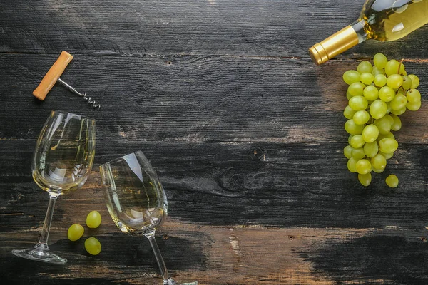 Showcase van vintage wijnflessen zonder sticker etiketten. — Stockfoto