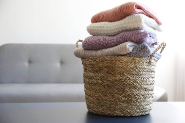 Mükemmel yığılmış farklı renk ve desenler örme kazak yığını.