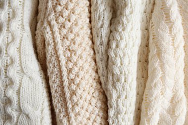 Mükemmel yığılmış farklı renk ve desenler örme kazak yığını.