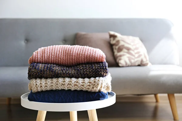Montón de suéteres de punto de diferentes colores y patrones perfectamente apilados . —  Fotos de Stock