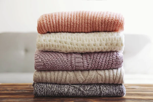 Pilha de camisolas de malha de diferentes cores e padrões perfeitamente empilhados . — Fotografia de Stock