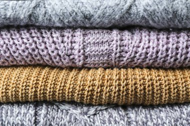 Mükemmel yığılmış farklı renk ve desenler örme kazak yığını.