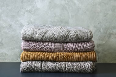 Mükemmel yığılmış farklı renk ve desenler örme kazak yığını.