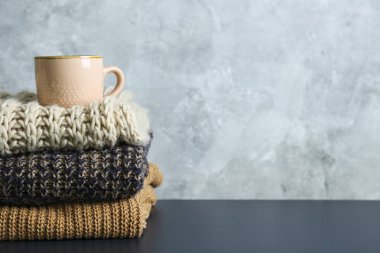 Mükemmel yığılmış farklı renk ve desenler örme kazak yığını.