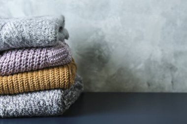 Mükemmel yığılmış farklı renk ve desenler örme kazak yığını.