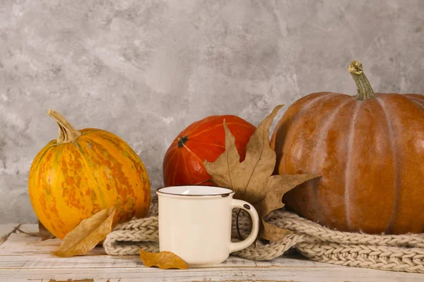 Herfst top weergave samenstelling met herfst seizoen symbolieken op getextureerde achtergrond. — Stockfoto