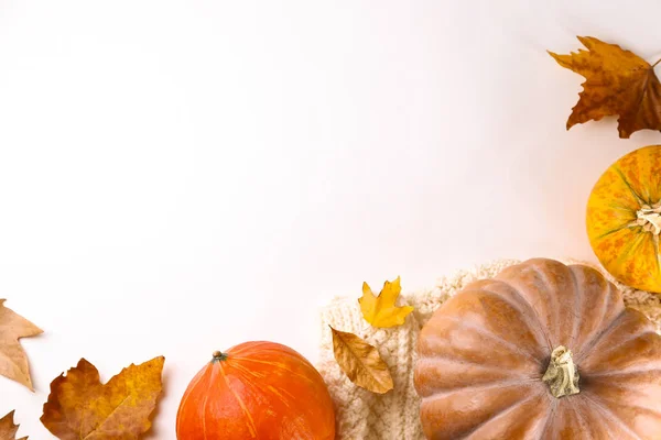 Herfst top weergave samenstelling met herfst seizoen symbolieken op getextureerde achtergrond. — Stockfoto