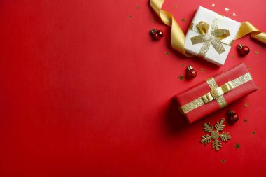 Kış tatili sembolik nesneler dokulu arka planda düz bir kompozisyon oluşturur.