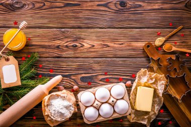 Kış tatili sembolik nesneler dokulu arka planda düz bir kompozisyon oluşturur.