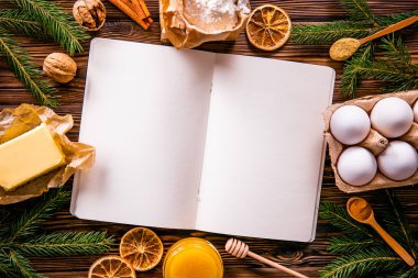 Kış tatili sembolik nesneler dokulu arka planda düz bir kompozisyon oluşturur.