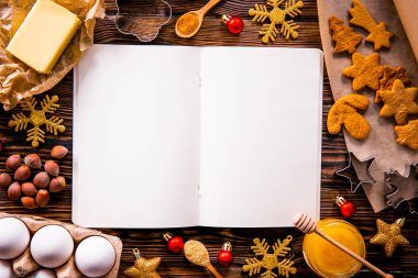 Kış tatili sembolik nesneler dokulu arka planda düz bir kompozisyon oluşturur.