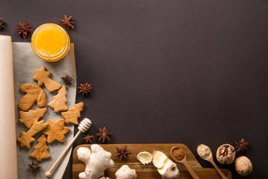 Kış tatili sembolik nesneler dokulu arka planda düz bir kompozisyon oluşturur.