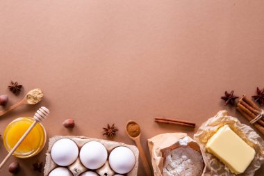 Kış tatili sembolik nesneler dokulu arka planda düz bir kompozisyon oluşturur.