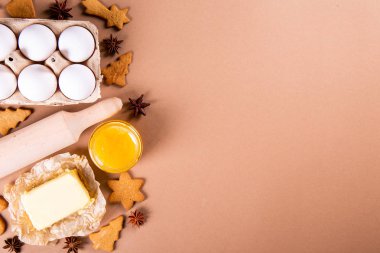 Kış tatili sembolik nesneler dokulu arka planda düz bir kompozisyon oluşturur.