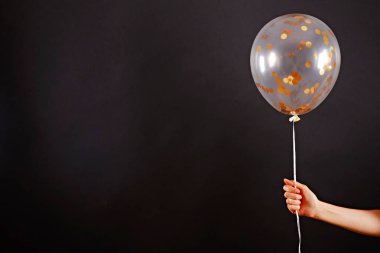 Balonlu ve konfetili karanlık festival arkaplanı Kara Cuma izni için.