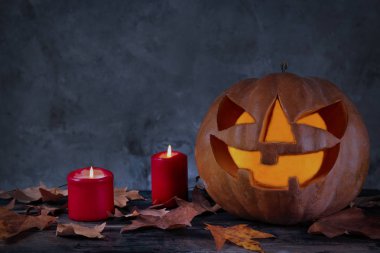 Jack-O-Lantern Cadılar Bayramı arifesinde içinde ışıkla pompalanıyor. Cadılar Bayramı geçmişi.