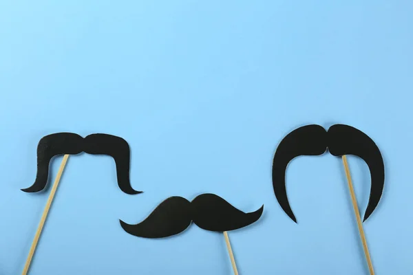 Conceito para evento anual envolvendo o crescimento de bigode e barba durante o mês de novembro para aumentar a conscientização sobre os problemas de saúde dos homens e câncer de próstata. Fundo, close-up, espaço de cópia, flat lay . — Fotografia de Stock