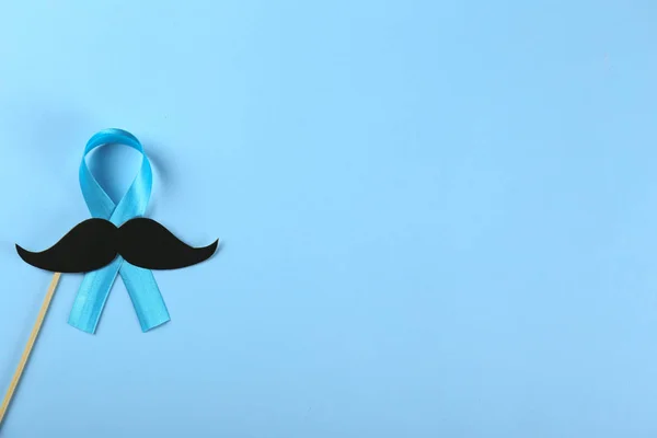 Concepto para el evento anual que implica el crecimiento de bigote y barba durante el mes de noviembre para crear conciencia sobre los problemas de salud de los hombres y el cáncer de próstata. Fondo, primer plano, espacio para copiar, plano . — Foto de Stock