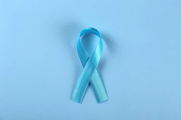 Cinta azul de sensibilización: símbolo para combatir el cáncer de próstata, apoyar a los sobrevivientes y concienciar sobre el abuso infantil. Aislado sobre fondo blanco, espacio para copiar, primer plano, vista superior, plano . — Foto de Stock