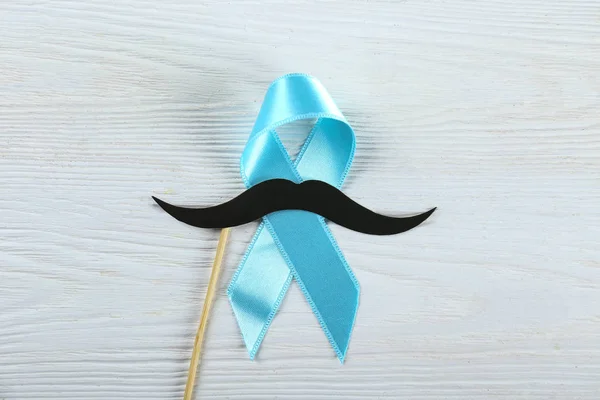 Concepto para el evento anual que implica el crecimiento de bigote y barba durante el mes de noviembre para crear conciencia sobre los problemas de salud de los hombres y el cáncer de próstata. Fondo, primer plano, espacio para copiar, plano . — Foto de Stock