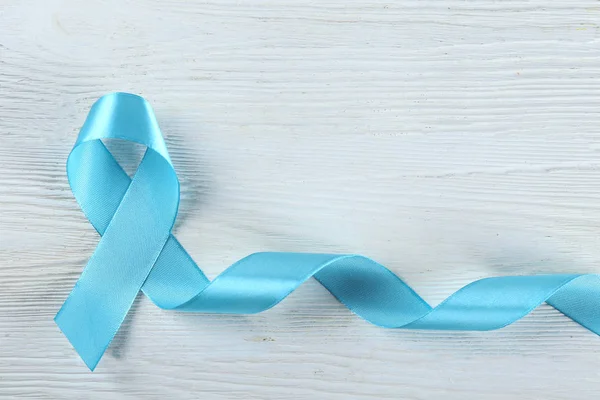 Cinta azul de sensibilización: símbolo para combatir el cáncer de próstata, apoyar a los sobrevivientes y concienciar sobre el abuso infantil. Aislado sobre fondo blanco, espacio para copiar, primer plano, vista superior, plano . — Foto de Stock