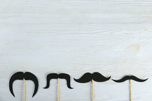 Conceito para evento anual envolvendo o crescimento de bigode e barba durante o mês de novembro para aumentar a conscientização sobre os problemas de saúde dos homens e câncer de próstata. Fundo, close-up, espaço de cópia, flat lay . — Fotografia de Stock