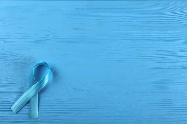 Cinta azul de sensibilización: símbolo para combatir el cáncer de próstata, apoyar a los sobrevivientes y concienciar sobre el abuso infantil. Aislado sobre fondo blanco, espacio para copiar, primer plano, vista superior, plano . — Foto de Stock