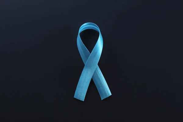 Cinta azul de sensibilización: símbolo para combatir el cáncer de próstata, apoyar a los sobrevivientes y concienciar sobre el abuso infantil. Aislado sobre fondo blanco, espacio para copiar, primer plano, vista superior, plano . — Foto de Stock