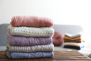 Mükemmel yığılmış farklı renk ve desenler örme kazak yığını.