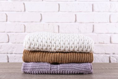 Mükemmel yığılmış farklı renk ve desenler örme kazak yığını.