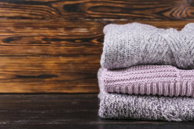 Mükemmel yığılmış farklı renk ve desenler örme kazak yığını.