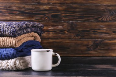Mükemmel yığılmış farklı renk ve desenler örme kazak yığını.